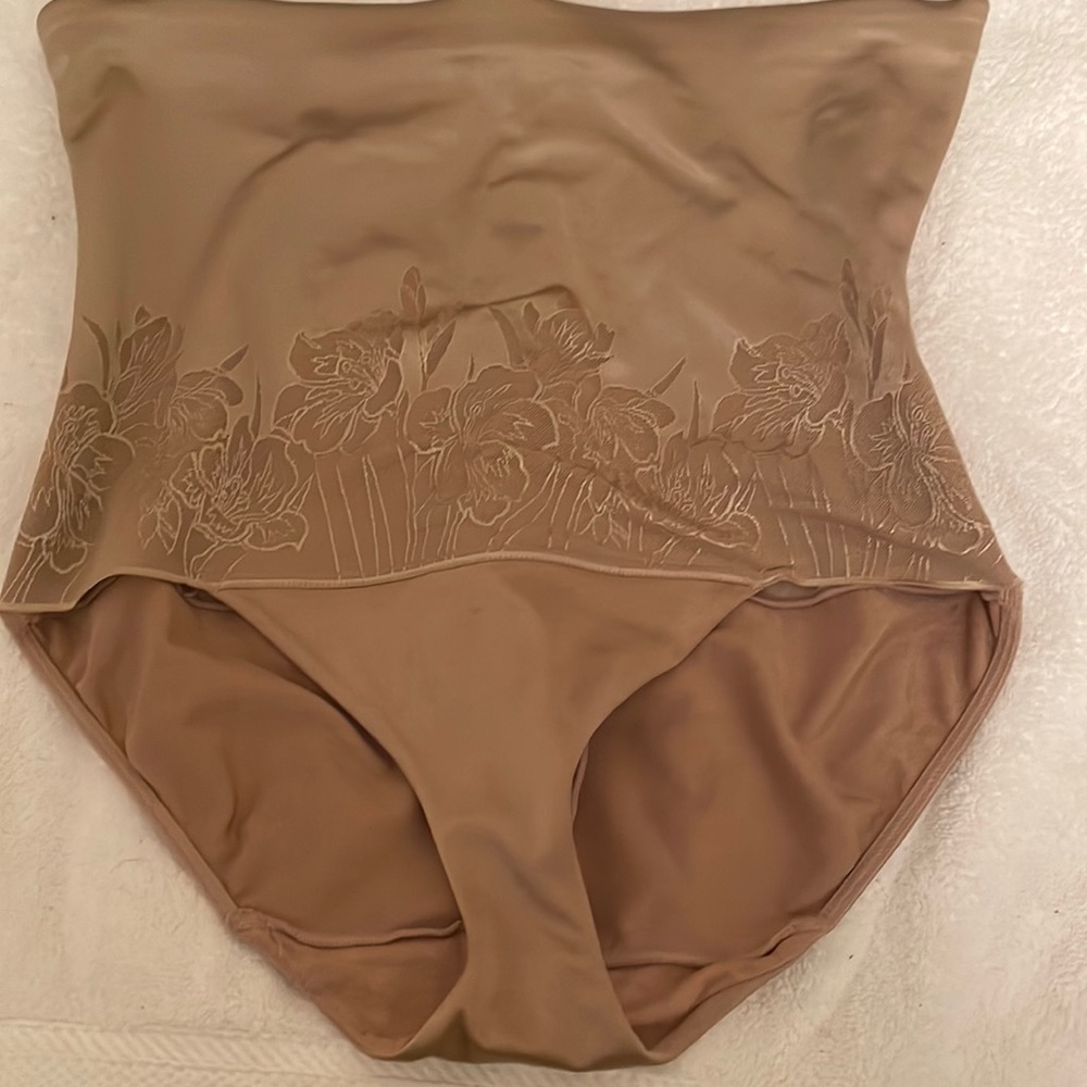 Flexees style 3464 womens shapewear brief. Size xl. Beige. Bones down sides.